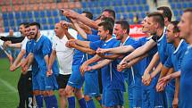 Fotbalisté Uherského Ostrohu (v modrých dresech) po okresním přeboru vyhráli i pohár, když ve finále zdolali Jankovice 1:0.
