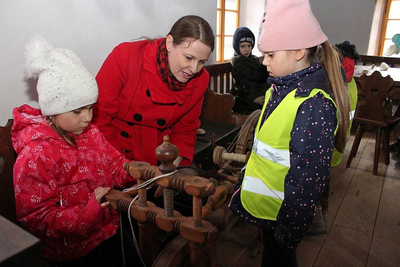 Tečkou za posledním dnem jarních prázdnin pro děti z domečku Šikula byl program, nesoucí název U tetičky za kamny, aneb Co všechno se dříve dělalo jinak. Hradišťský Park Rochus připravil pro chlapce a děvčata pestrý výukový program Šaty rostou na louce.