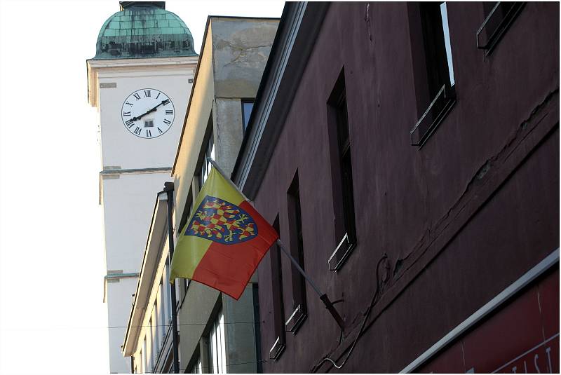 Vyvěšování moravské vlajky v Prostřední ulici v Uherském Hradišti.