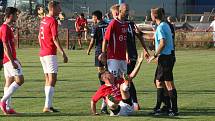 Fotbalisté Uherského Brodu (červené dresy) v prvním kole MSFL remizovali s béčkem Slovácka 3:3.