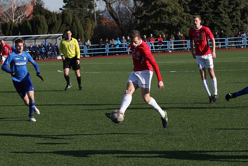 Fotbalisté Uherského Brodu (červené dresy) v 19. kole MSFL podlehli doma na Lapači Otrokovicím 2:3.