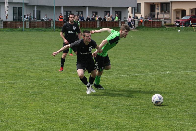 Fotbalisté Zlechova (zelené dresy) ve 20. kole krajské I. B třídy skupiny C přehráli doma Dolní Němčí 3:0.