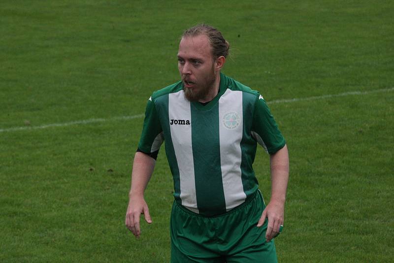 Fotbalisté Zlechova (červenočerné dresy) v 6. kole I. B třídy skupiny C zdolali Ostrožskou Novou Ves 1:0.