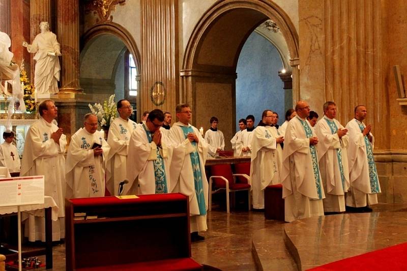 POUTNÍ MŠE. Hlavním celebrantem poutní bohoslužby byl olomoucký arcibiskup Jan Graubner.