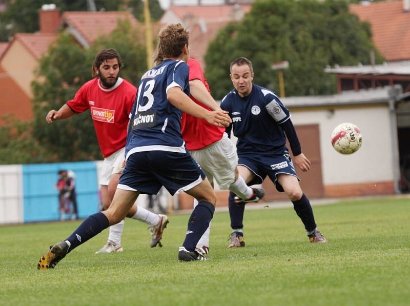 Dramatické derby v Hluku se rozhodně nehrálo v rukavičkách. Vlčnovský Miroš (vpravo) se sice proti domácímu béčku střelecky neprosadil, to ho však nemuselo mrzet.