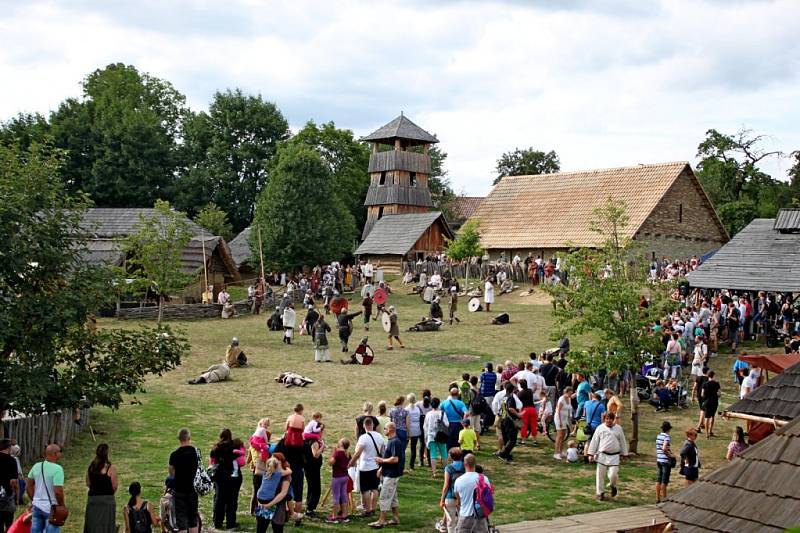 Členové historických skupin z Česka, Slovenska a Polska ukázali lidem, jak se žilo a pracovalo na Velké Moravě.