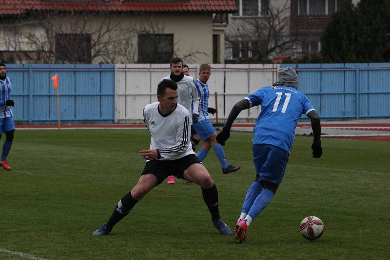 Fotbalisté Hluku (modrobílé dresy) v 16. kole I. A třídy skupiny B přehráli sousední Kunovice 3:1.