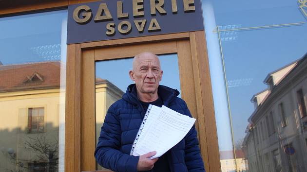 Majitel Galerie Sova Leoš Filipi s podepsanou výzvou v ruce.