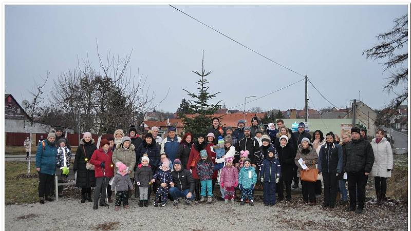 Skauti na Modré předávali lidem světélko pomocí špejlí nebo je připalovali ze svíčky na svíčku. U každého domu zazpívali skauti za doprovodu na kytaru nejméně jednu koledu.