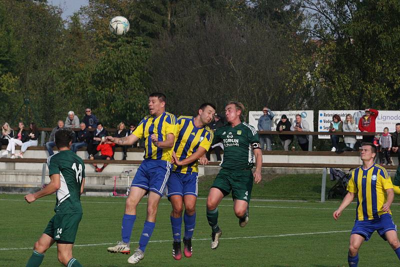 Fotbalisté Nivnice (zelené dresy) v 10. kole krajské I. A třídy skupiny B doma zdolali Buchlovice 2:0.