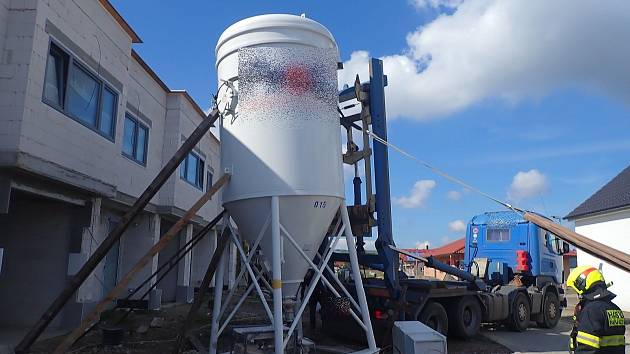 Nivnice: silo se 30 tunami omítky hrozilo zřícením na novostavbu. Zasahovali i hasiči.