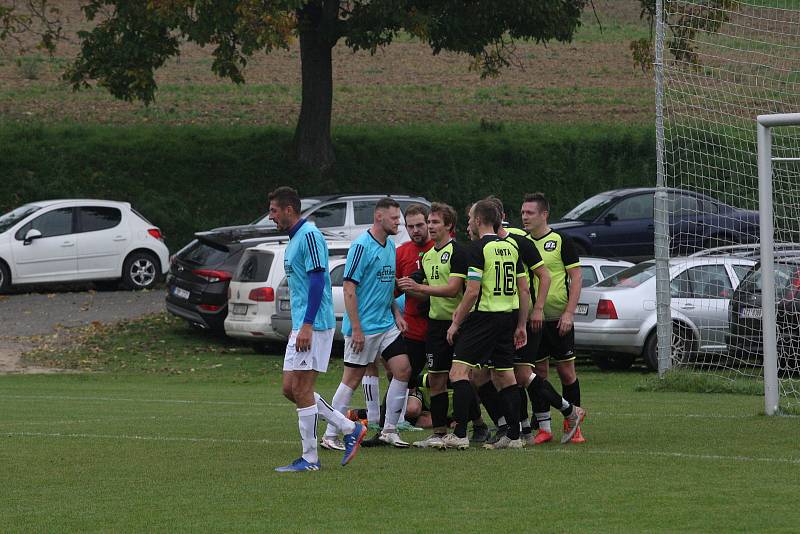 Fotbalisté Polešovic (světle modré dresy) v 10. kole krajské I. B třídy skupiny C zdolali doma na hody Lhotu 3:1.