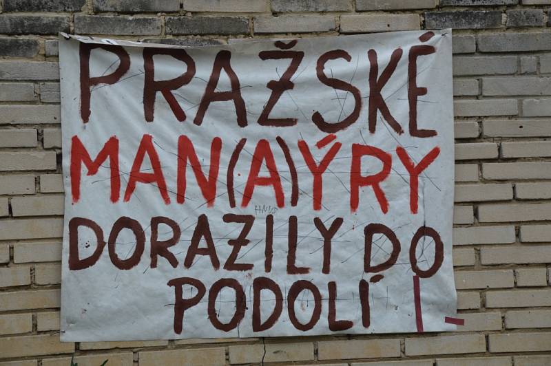 Pořezané tůje, vybitá okna, ale i množství větších či menších transparentů visících po celém Podolí. Tak se vyvíjí situace po dvou týdnech od svržení tamější starostky Jany Rýpalové.