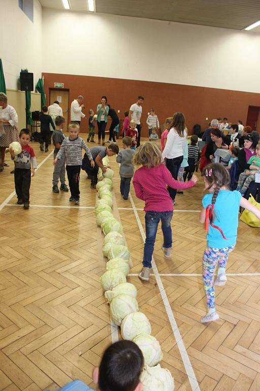 Už potřinácté si v Břestku připomenuli dávnou tradici šlapání zelí.