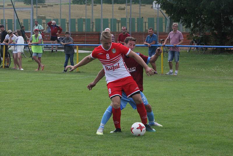 Fotbalisté Slavkova (bíločervené dresy) na úvod nové sezony zdolali Velký Ořechov 1:0.