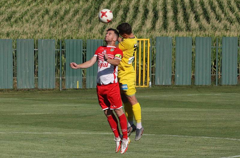 Fotbalisté Strání (žluté dresy) ve 2. kole krajského poháru zvítězili na hřišti sousedního Slavkova hladce 6:0.