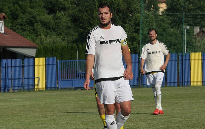 Fotbalisté divizního Strání (žluté barvy) v pátečním přípravném zápase deklasovali Boršice 8:0.