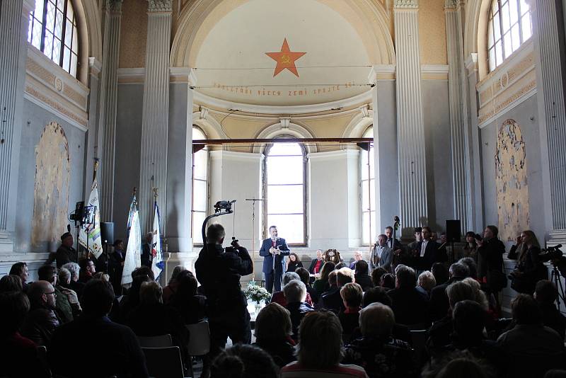 Bohoslužby v hradišťské věznici se účastnili čtyři duchovní, ministr a další stovka lidí.