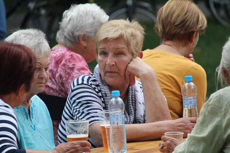 V rámci série vystoupení s názvem Večery u Slovácké búdy se v uherskohradišťských Smetanových sadech představila CM Kunovjan.