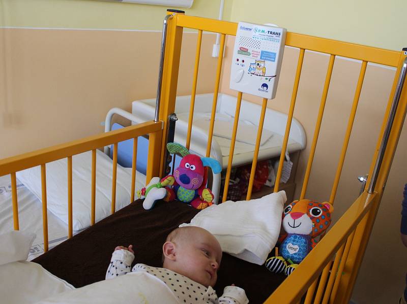Nadace Křižovatka ve spolupráci s několika regionálními společnostmi darovali Uherskohradišťské nemocnici čtrnáct monitorů dechu pro novorozence.