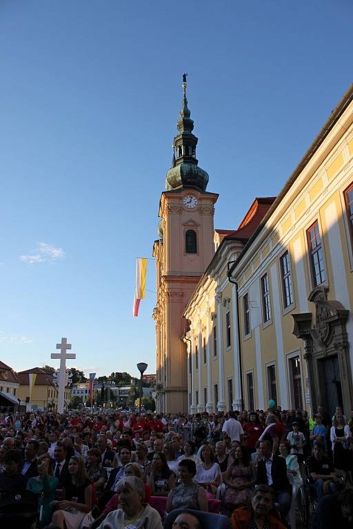 KONCERT. V průběhu Večera lidí dobré vůle vládla na západním nádvoří před velehradskou bazilikou nádherná, upřímná a pravdivá atmosféra.