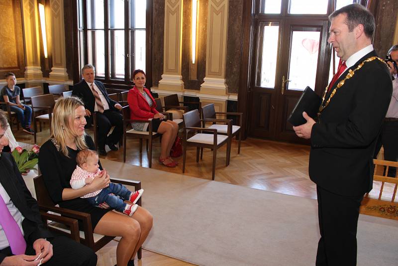 V obřadní síni uherskohradišťské radnice předal starosta Stanislav Blaha při slavnostním ceremoniálu poukaz na deset tisíc korun rodičům Romanovi Zálešákovi a Jitce Mikušové, kterým se narodil první občánek města v roce 2017 Lukáš Zálešák.