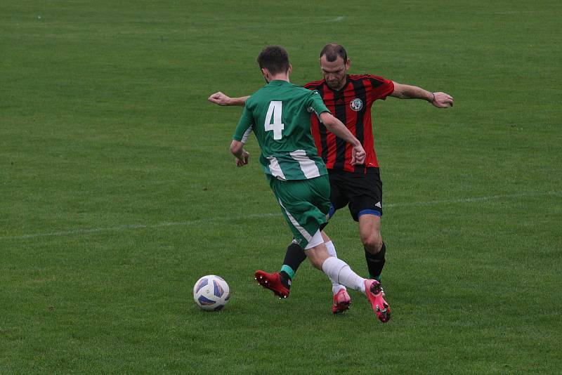 Fotbalisté Zlechova (červenočerné dresy) v 6. kole I. B třídy skupiny C zdolali Ostrožskou Novou Ves 1:0.