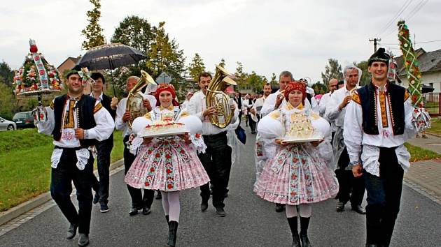 V ulicích Jalubí i před radnicí pěli šohaji a děvčice slovácké písničky a tancovali. 