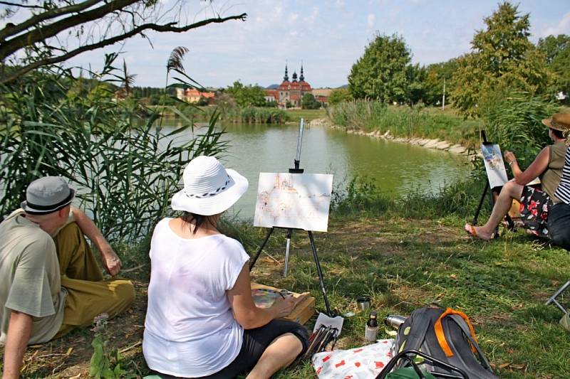 Protože krajiny malovali amatérští malíři venku, venku se uskutečnila vernisáž jejich obrazů.