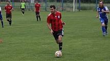 Fotbalisté Babic (červené dresy) ve 25. kole okresního přeboru Uherskohradišťska zdolali předposlední Březolupy 2:0.