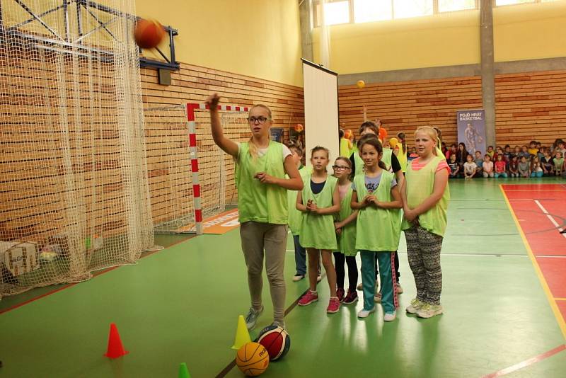 Reprezentanti přijeli do boršické školy ukázat dětem, jak se hraje basketbal na nejvyšší úrovni.  