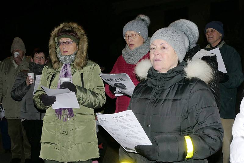 Kvůli Česko zpívá koledy zahájili zasedání zastupitelstva v Dolním Němčí půl hodiny po osmnácté.  Včetně zastupitelů si do centra Vesnice roku ČR 2018 přišlo zakoledovat na 150 lidí.