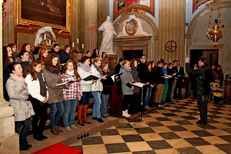 Festivalové setkání 280 zpěváků z pěti sborů z církevních gymnázií v Česku, na Slovensku i v Maďarsku v bazilice na Velehradě.