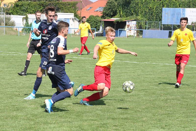 Fotbalisté Kroměříže (ve žlutých dresech)  klopýtli hned na startu nové sezony, když v Kunovicích podlehli béčku Slovácka 3:4.