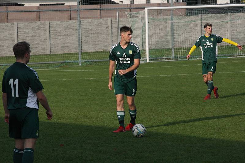 Fotbalisté Nivnice (zelené dresy) v 10. kole krajské I. A třídy skupiny B doma zdolali Buchlovice 2:0.