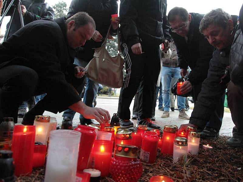 Pietním aktem u místa tragédie se občané Uherského Brodu rozloučili se zavražděnými lidmi.