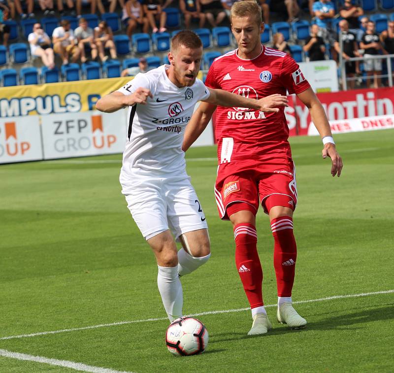 Fotbalisté Slovácka (v bílých dresech) nastoupili proti Olomouci i s bývalým reprezentantem Michalem Kadlecem.