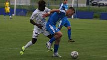 Fotbalisté Slovácka B (bílé dresy) v páteční předehrávce 32. kola MSFL remizovali na hřišti v Kunovicích s juniorkou Ostravy 2:2.