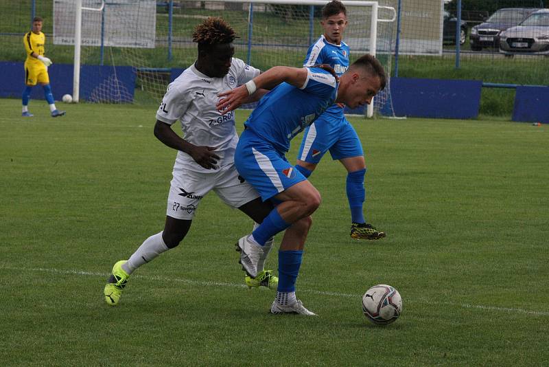 Fotbalisté Slovácka B (bílé dresy) v páteční předehrávce 32. kola MSFL remizovali na hřišti v Kunovicích s juniorkou Ostravy 2:2.