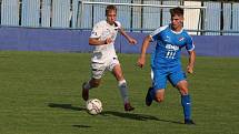 Fotbalisté Slovácka B (bílé dresy) v páteční předehrávce 32. kola MSFL remizovali na hřišti v Kunovicích s juniorkou Ostravy 2:2.