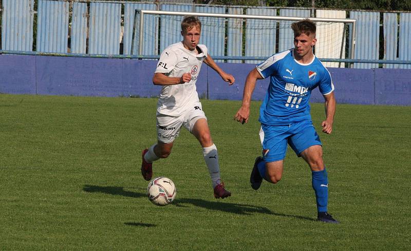 Fotbalisté Slovácka B (bílé dresy) v páteční předehrávce 32. kola MSFL remizovali na hřišti v Kunovicích s juniorkou Ostravy 2:2.