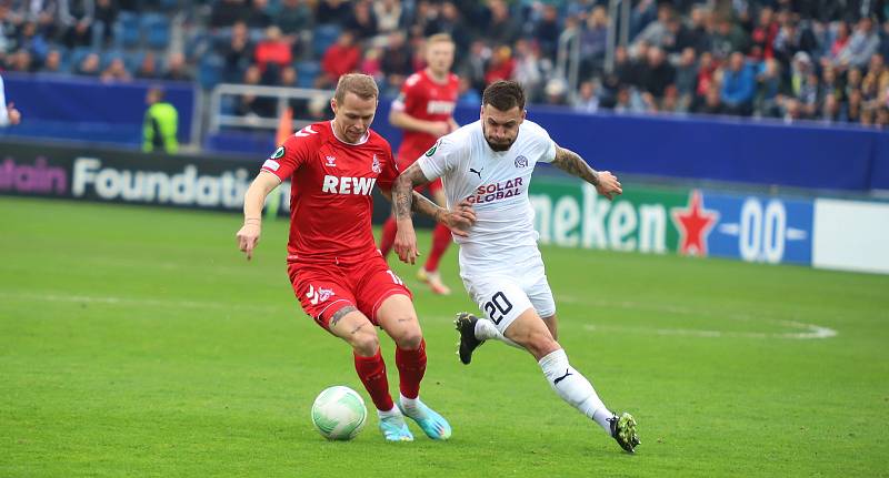 Fotbalisté Slovácka (bílé dresy) doma podlehli Kolínu nad Rýnem a v Evropské konferenční lize končí