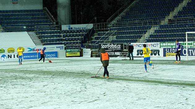 Fotbalisté Slovácka (v bílých dresech) hostili v předehrávce 19. kola FORTUNA:LIGY Teplice. Páteční duel poznamenalo vydatné sněžení.