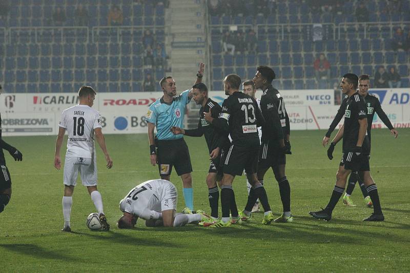 Fotbalisté Slovácka (bílé dresy) se v osmifinále MOL Cupu utkali s Karvinou.