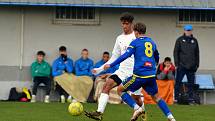 Starší dorostenci Slovácka (bílé dresy) v 15. kole Moravskoslezské ligy zdolali Jihlavu 2:1.