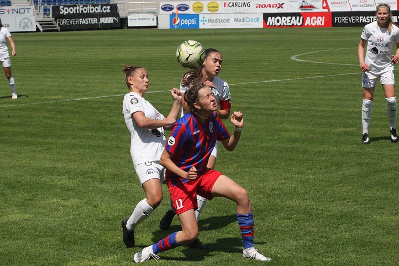 Fotbalistky Slovácka (bílé dresy) v poslední domácím zápase letošní sezony hostily čtvrtou Plzeň.