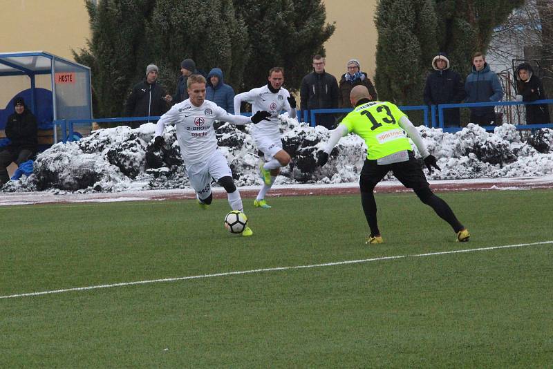 Fotbalisté Slovácka (v bílých dresech) na umělé trávě v Uherském Brodě přehráli druholigové Vítkovice 4:0. Foto: Deník/Stanislav Dufka