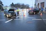 Srážka osobních aut na hlavní křižovatce v Hradišti