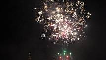 Novoroční ohňostroje křižovaly noční nebe nad Hradištěm