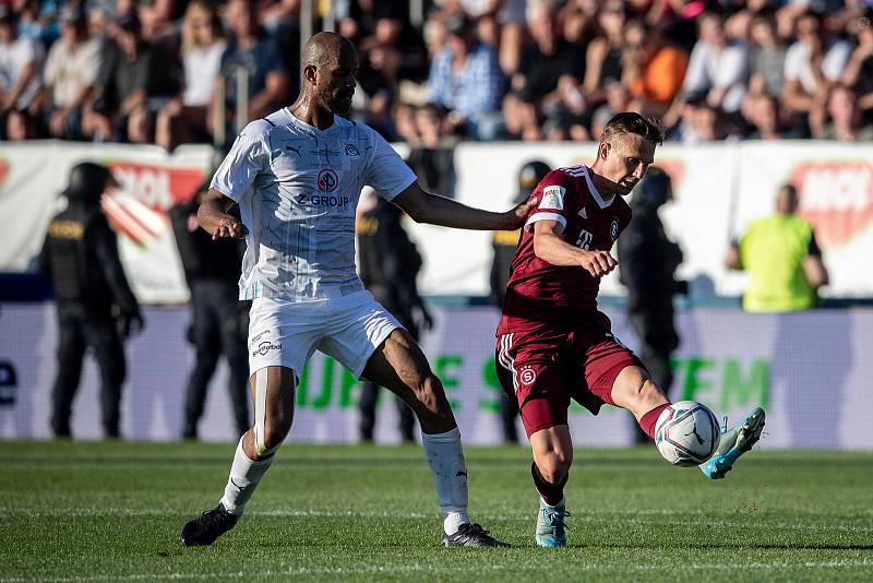 Finále českého fotbalového poháru MOL Cupu: 1. FC Slovácko - Sparta Praha, 18. května 2022 v Uherském Hradišti. (zleva) Ruben Rigino Cicilia ze Slovácka a Bořek Dočkal ze Sparty.